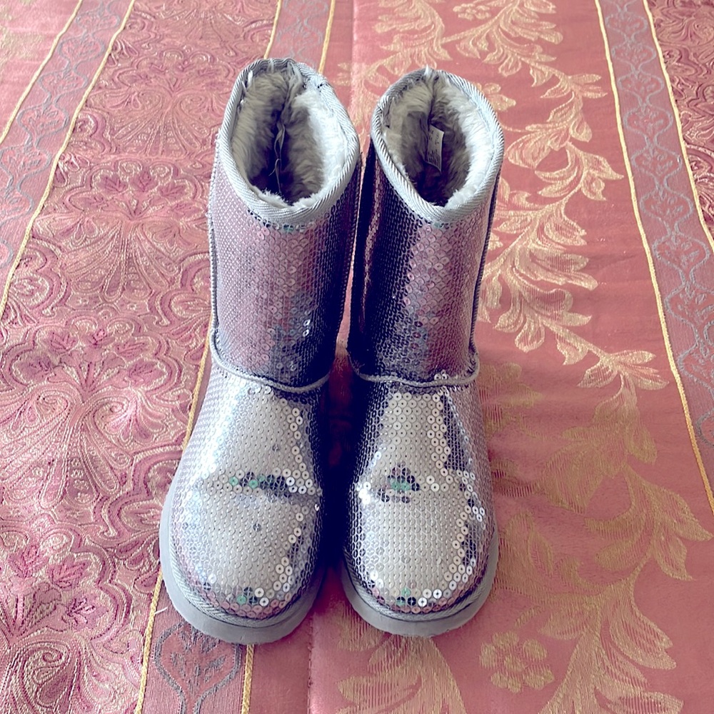 Airwalk, Size 8, Silver Sequined Fur Boot
